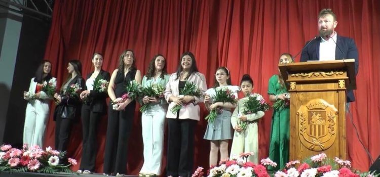 Sant Jordi elige a Neus Eixarch como Reina Mayor y homenajea al personal sanitario por su trabajo en la pandemia