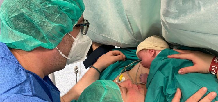 El paritorio del Hospital de Vinaròs implanta la cesárea acompañada