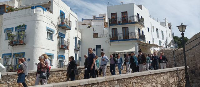 Peñíscola se llena de grupos y seniors esta primavera