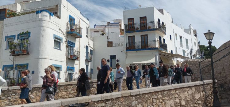 Peñíscola se llena de grupos y seniors esta primavera 