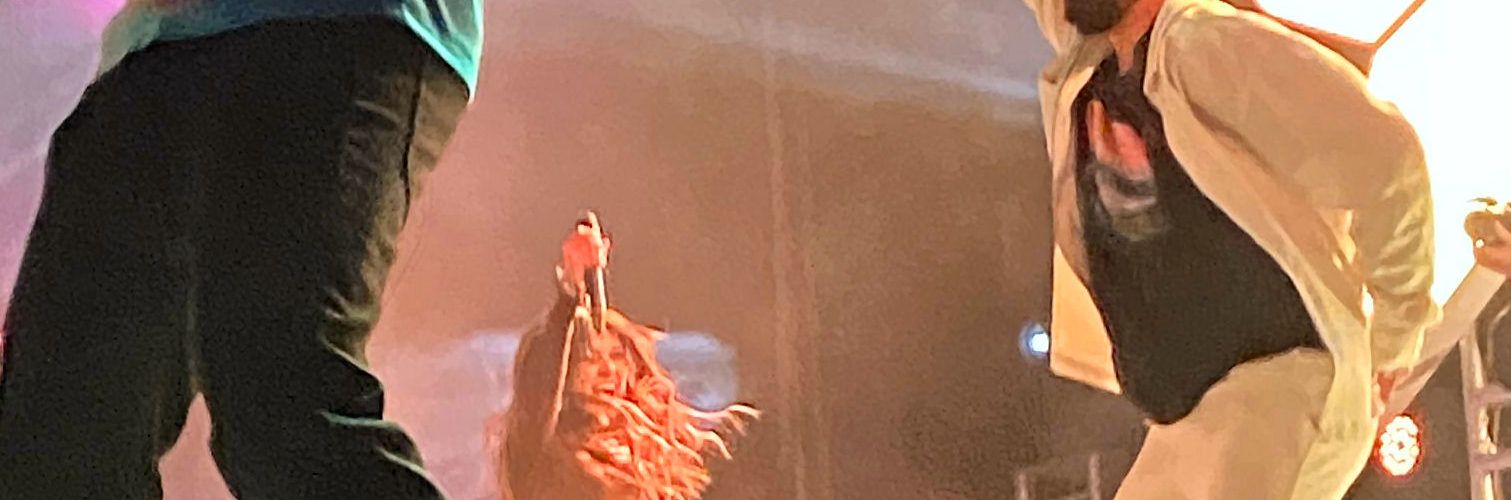 Participació vinarossenca, amb Esther, en un gran concert d’Oques Grasses i La Fúmiga a València