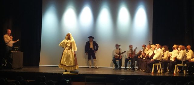 La cloenda de l’exposició ‘100 anys d’indumentària tradicional vilafranquina’ ompli la Casa de la Cultura