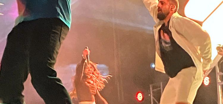 Participació vinarossenca, amb Esther, en un gran concert d’Oques Grasses i La Fúmiga a València