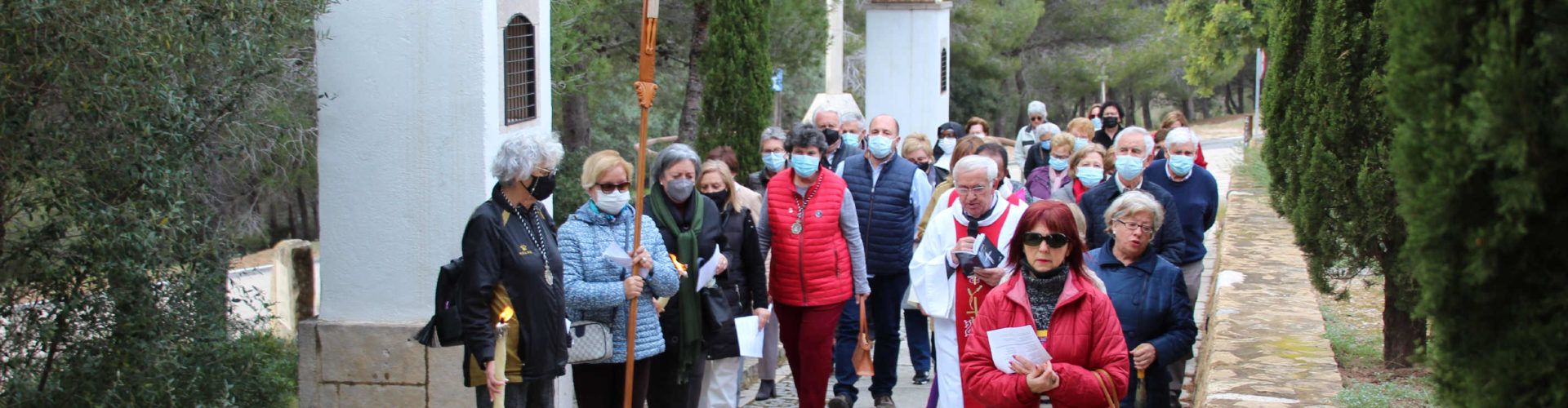 Corta participación en el Vía Crucis de la ermita de Vinaròs, tras una mañana lluviosa