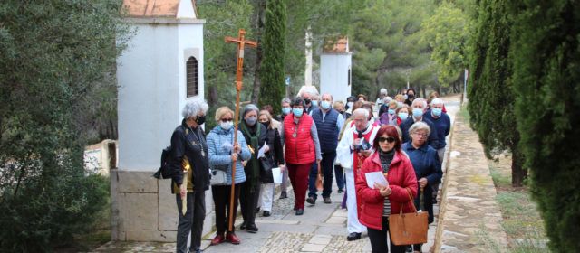 Corta participación en el Vía Crucis de la ermita de Vinaròs, tras una mañana lluviosa