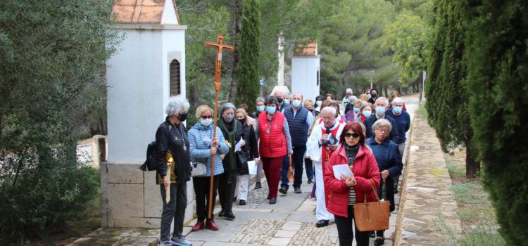Corta participación en el Vía Crucis de la ermita de Vinaròs, tras una mañana lluviosa