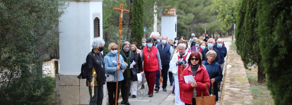 Corta participación en el Vía Crucis de la ermita de Vinaròs, tras una mañana lluviosa