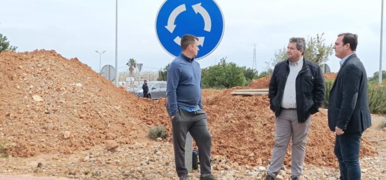 Peníscola embelleix el seu accés per carretera amb un homenatge al sector pesquer