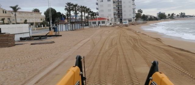 Benicarló adequa platges de cara a la Setmana Santa