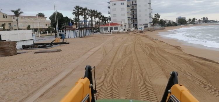 Benicarló adequa platges de cara a la Setmana Santa
