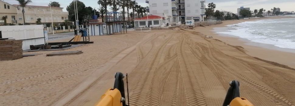 Benicarló adequa platges de cara a la Setmana Santa
