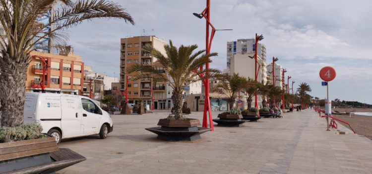 Vinaròs adequa el litoral de cara a la nova temporada turística