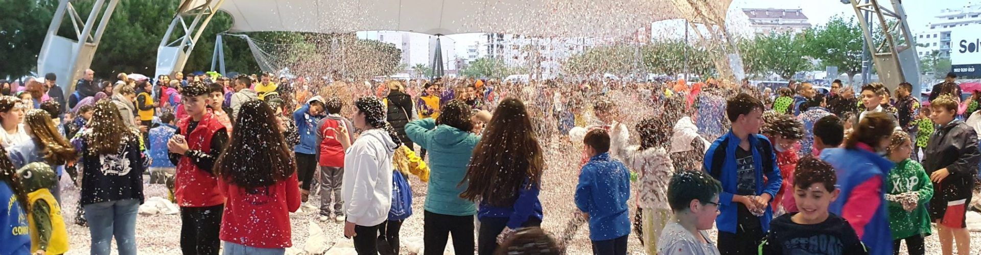Vídeo i fotos: Batalla de confeti del Carnaval