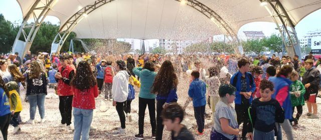 Vídeo i fotos: Batalla de confeti del Carnaval