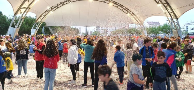 Vídeo i fotos: Batalla de confeti del Carnaval