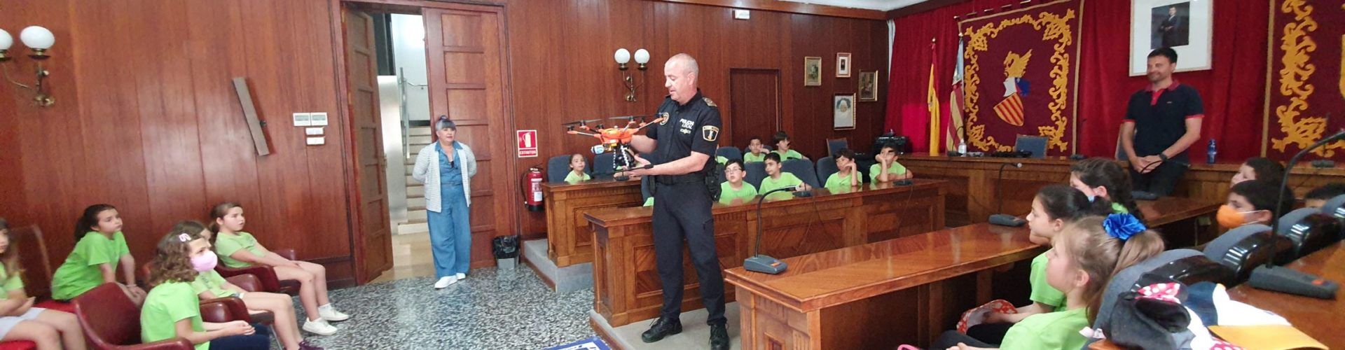 Visita d’escolars a l’Ajuntament i la policia local de Vinaròs