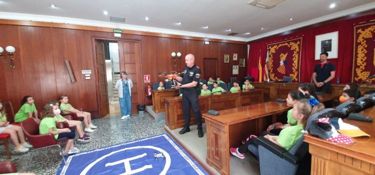 Visita d’escolars a l’Ajuntament i la policia local de Vinaròs
