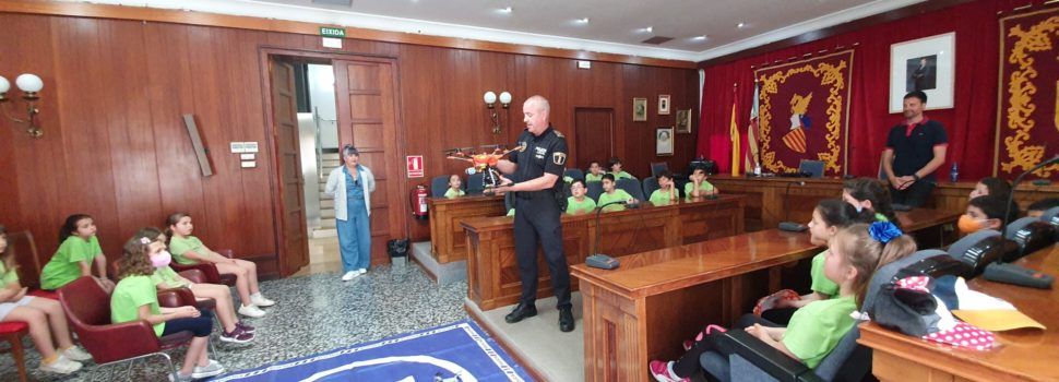 Visita d’escolars a l’Ajuntament i la policia local de Vinaròs