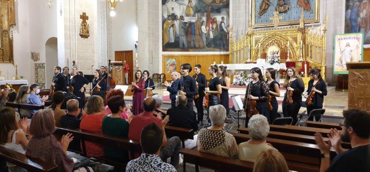 Vídeos i fotos: concert de l’orquestra de La Alianza amb Clara Torres