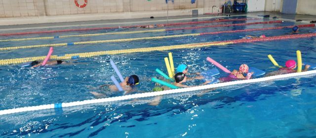 Vídeo i fotos: Alumnat de segon, a la piscina de Vinaròs