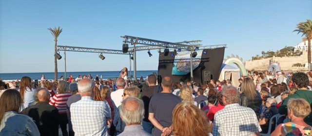 Desfile de moda en Peñíscola junto al mar
