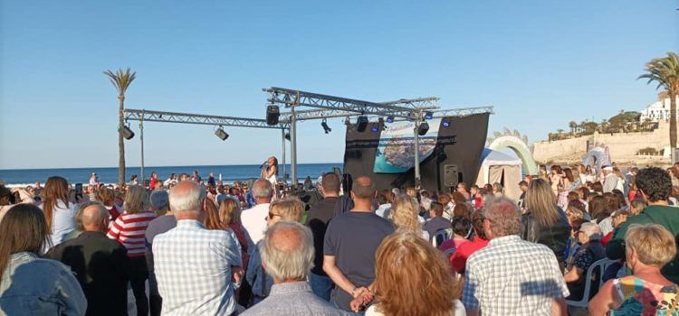 Desfile de moda en Peñíscola junto al mar