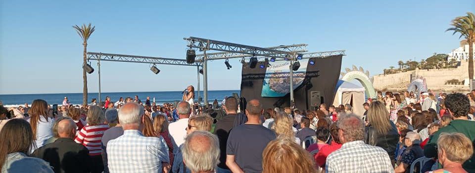 Desfile de moda en Peñíscola junto al mar