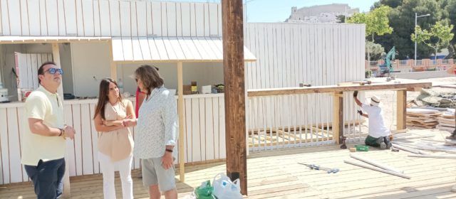 Comienza el montaje del primer chiringuito en la playa de Peñíscola
