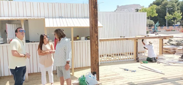 Comienza el montaje del primer chiringuito en la playa de Peñíscola