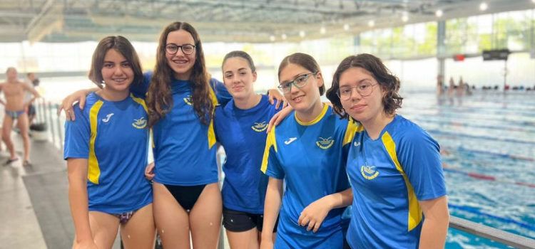 Representació benicarlanda a la piscina municipal de Castelló