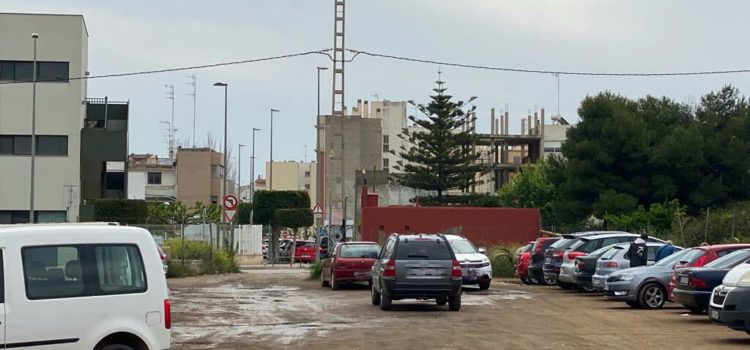 Compromís denuncia la mala imatge i incomoditats de l’aparcament de l’entorn del centre de salut de Benicarló