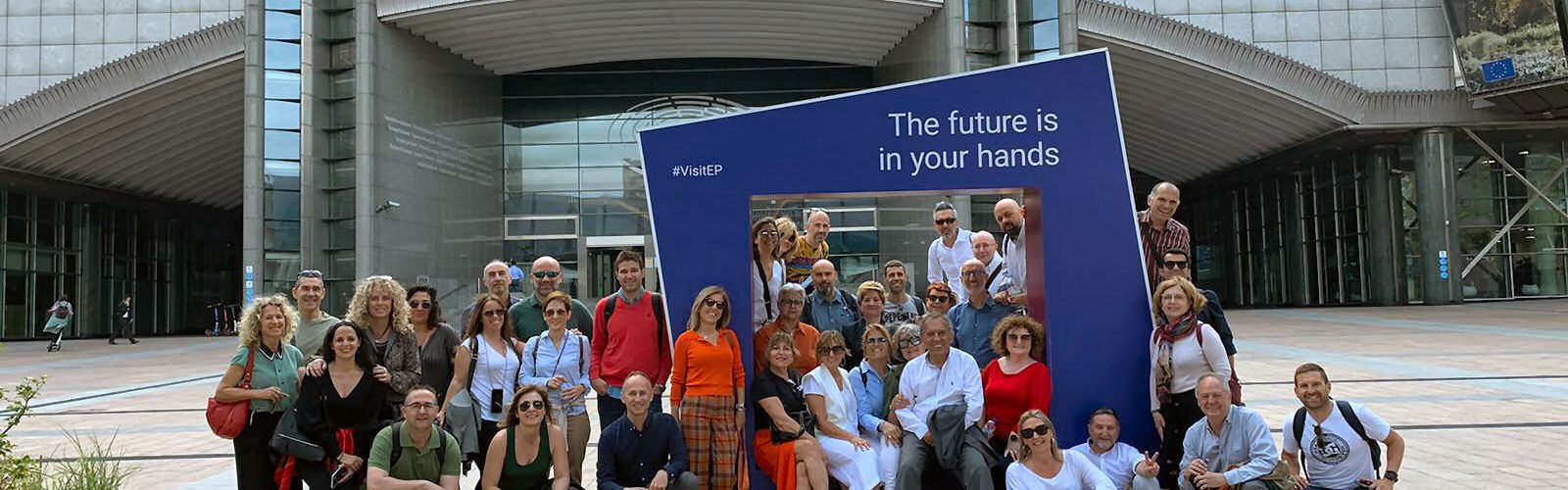 40 directors de col·legis valencians, dos de Vinaròs, visiten Brussel·les per conèixer el Parlament