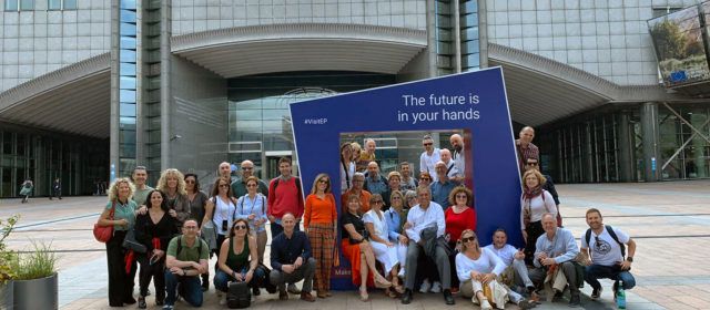 40 directors de col·legis valencians, dos de Vinaròs, visiten Brussel·les per conèixer el Parlament