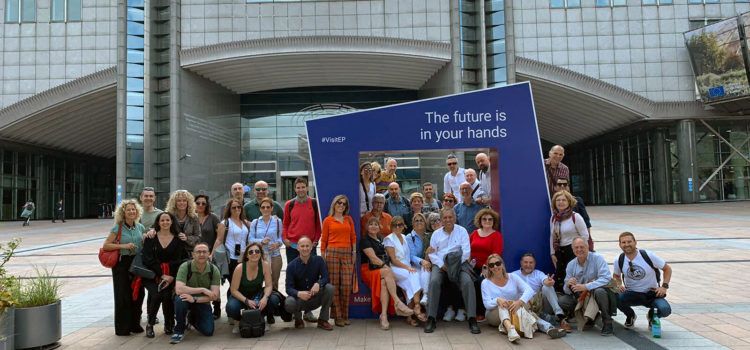 40 directors de col·legis valencians, dos de Vinaròs, visiten Brussel·les per conèixer el Parlament