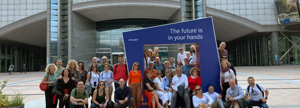 40 directors de col·legis valencians, dos de Vinaròs, visiten Brussel·les per conèixer el Parlament