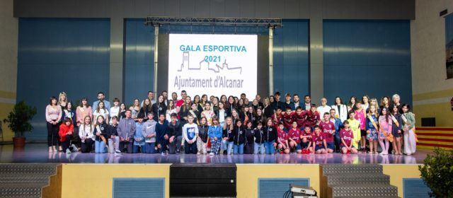 Iker Garcia rep a Alcanar el premi al millor esportista de l’any 2021 en la VIII Gala Esportiva