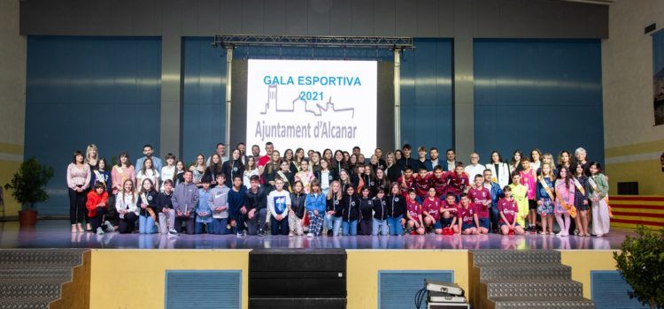 Iker Garcia rep a Alcanar el premi al millor esportista de l’any 2021 en la VIII Gala Esportiva