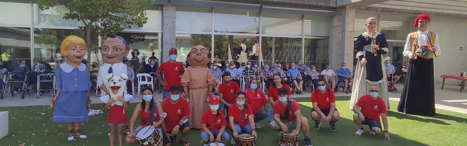 Visita de la Colla de Nanos i Gegants al Centre de Dia L’Onada