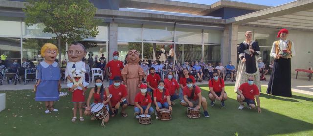 Visita de la Colla de Nanos i Gegants al Centre de Dia L’Onada