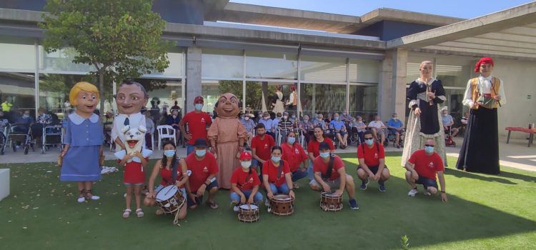 Visita de la Colla de Nanos i Gegants al Centre de Dia L’Onada