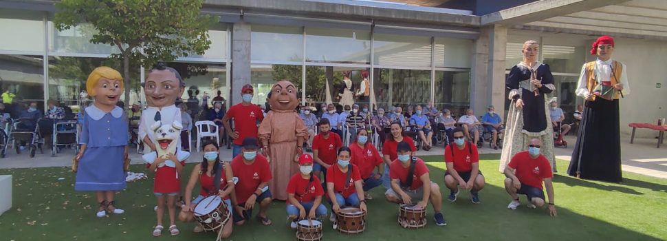 Visita de la Colla de Nanos i Gegants al Centre de Dia L’Onada