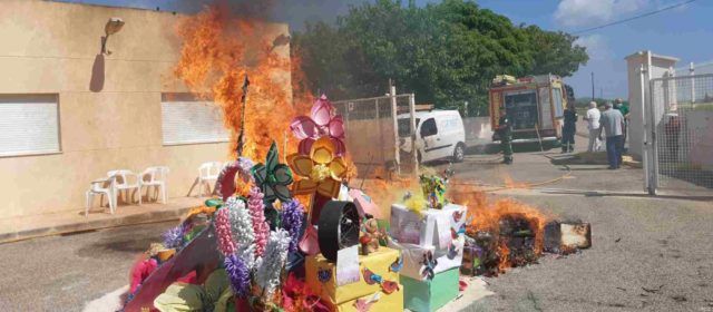 La Residencia el Collet de Benicarló quema su falla el día de Sant Joan