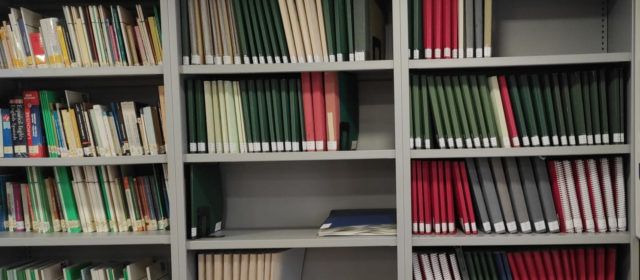 La Biblioteca Municipal de Vinaròs rep una donació de llibres escrits en sistema Braille