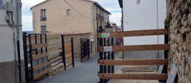 L’ajuntament de Morella renova les barreres del recinte taurí per a les festes