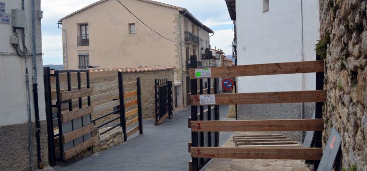 L’ajuntament de Morella renova les barreres del recinte taurí per a les festes