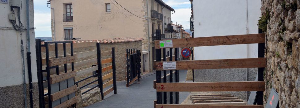 L’ajuntament de Morella renova les barreres del recinte taurí per a les festes
