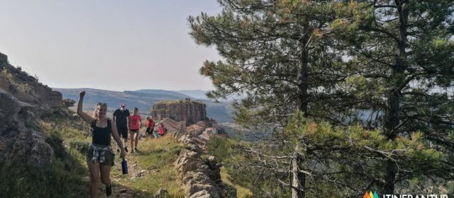 Desenes de persones participen en Ares en la primera marxa guiada de ‘De ruta amb la Dipu’