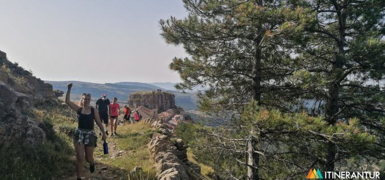 Desenes de persones participen en Ares en la primera marxa guiada de ‘De ruta amb la Dipu’