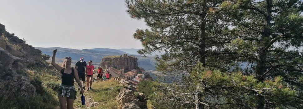 Desenes de persones participen en Ares en la primera marxa guiada de ‘De ruta amb la Dipu’