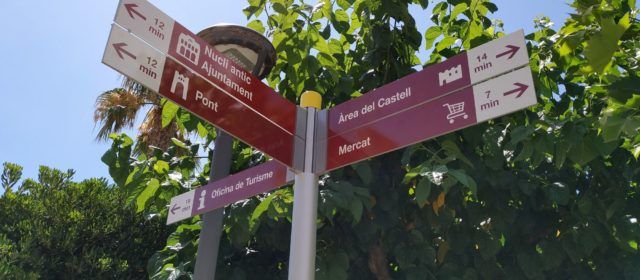 Imatges de la nova senyalització per a vianants a Amposta